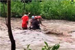 Cao Bằng: Lũ quét cuốn 4 người mất tích khi đang xúc cát bên suối